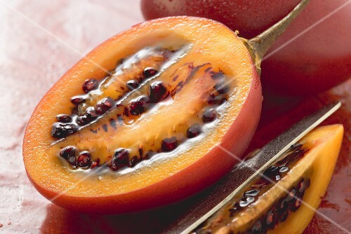 Tamarillos, ganz, halbiert und Schnitz