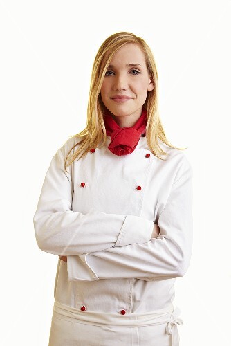 Blonde Köchin in Arbeitskleidung