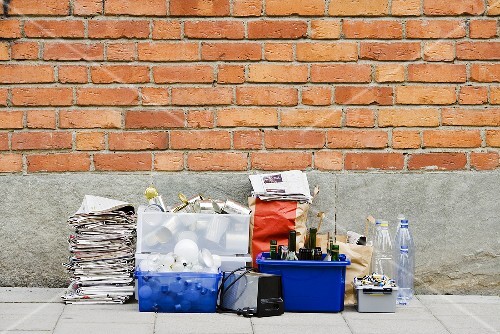 Mülltrennung vor Ziegelmauer