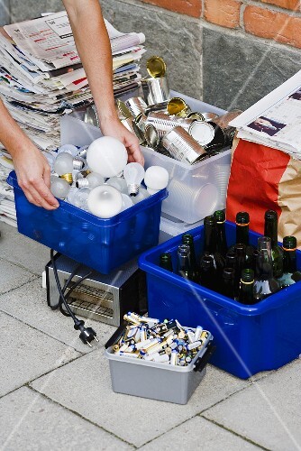 Mülltrennung (Glühbirnen, Flaschen, Dosen, Altpapier, Batterien)
