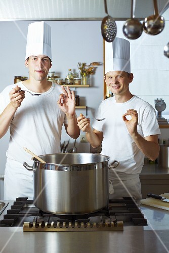 Zwei Köche sind mit dem Ergebnis ihrer Kochkunst zufrieden