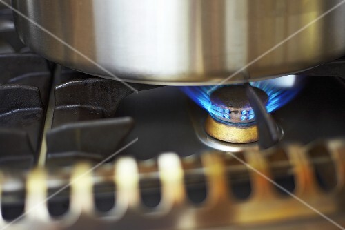 Brennende Flamme auf einem Gasherd (Close Up)