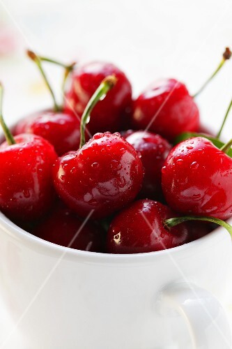 Frische rote Kirschen im Becher (3)