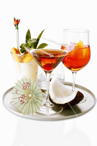 Tablett mit drei verschiedenen Cocktails
