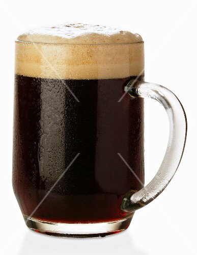 Ein Glas dunkles Bier