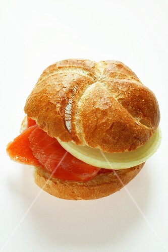 Brötchen mit Räucherlachs und Zwiebel