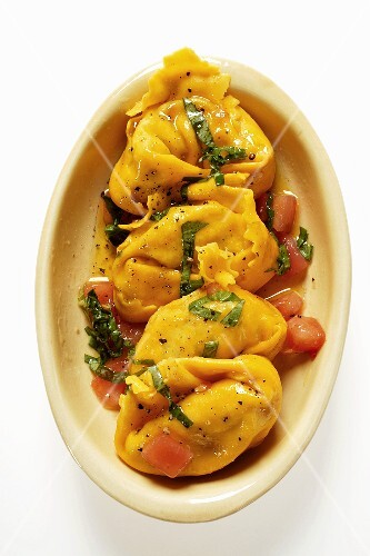 Tortellini with tomatoes and basil (3)