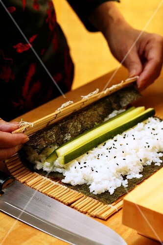 Gerollte Maki-Sushi zubereiten