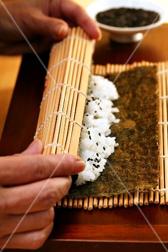 Gerollte Sushi zubereiten
