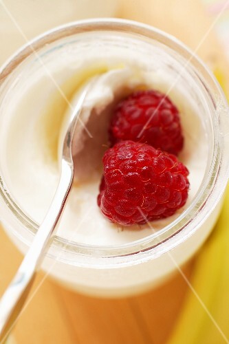 Glas Joghurt mit frischen Himbeeren