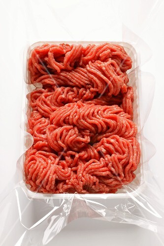 Frisches Rinderhackfleisch in Plastikschale