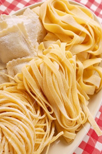 Stilleben mit selbstgemachten Nudeln und Ravioli