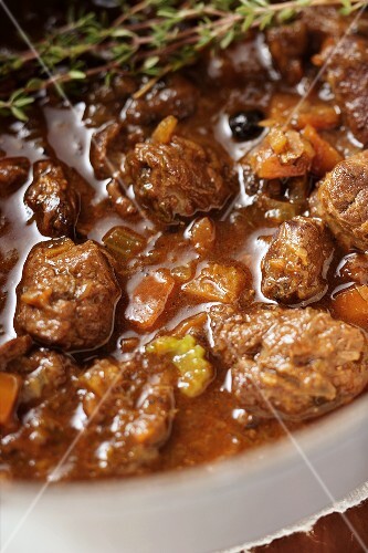 Rehragout mit Thymian (Close up)