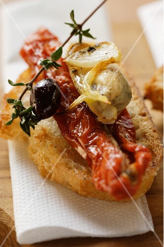Crostini mit Meeresfrüchten und getrockneten Tomaten