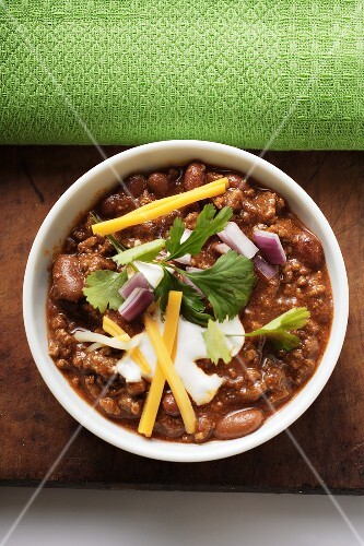 Chili con carne with cheese and sour cream