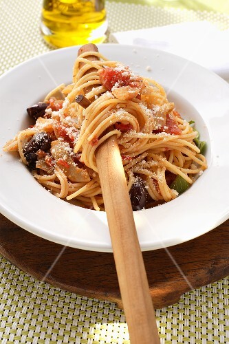 Spaghetti with olives, tomatoes and Parmesan