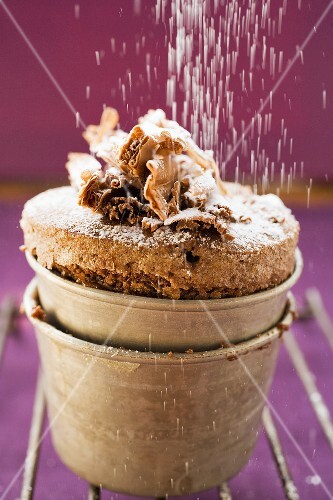Schokoladensouffle mit Puderzucker bestreuen