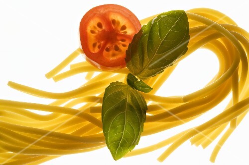 Spaghetti, Tomate und Basilikum
