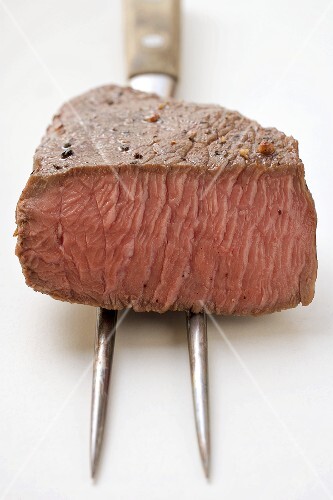 Rindersteak, angeschnitten, auf Fleischgabel