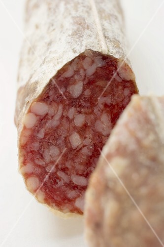 Italienische Salami, angeschnitten