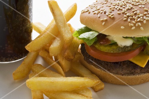Cheeseburger mit Pommes frites und Cola