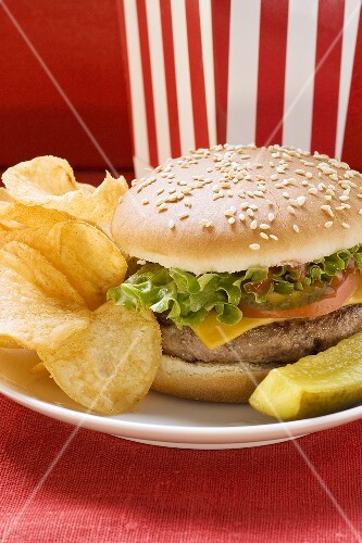 Cheeseburger mit Kartoffelchips und Gewürzgurke
