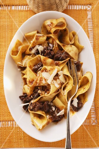 Pappardelle con ragú al Barolo (Pasta with meat sauce)