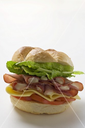 Sandwich mit Schinken, Käse, Tomaten und Salat