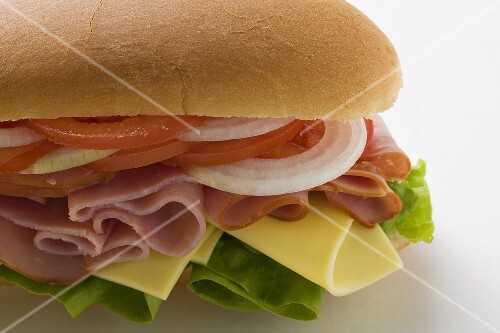 Sub-Sandwich mit Schinken, Käse, Tomaten und Zwiebeln