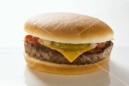 Cheeseburger mit Essiggurke, Zwiebeln und Ketchup