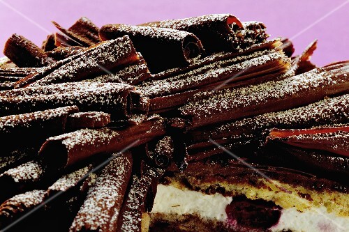 Schokospäne auf Schokosahnetorte mit Kirschen