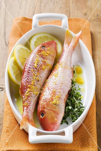 Red mullet with lemon sauce and thyme