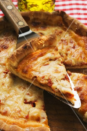 Pizza Margerita mit Stück auf Heber