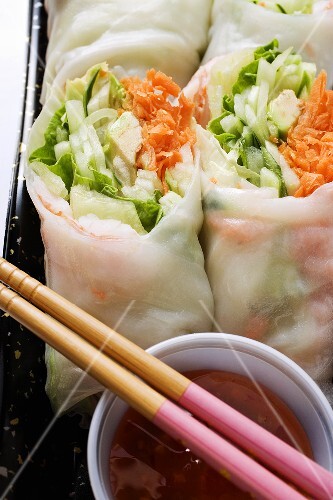 Vietnamesische Glücksrollen mit Chilisauce zum Mitnehmen
