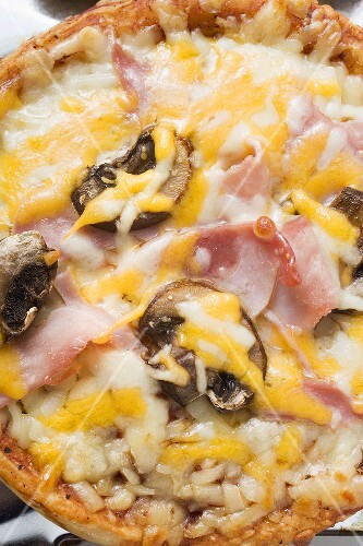 Minipizza mit Schinken, Champignons und Käse