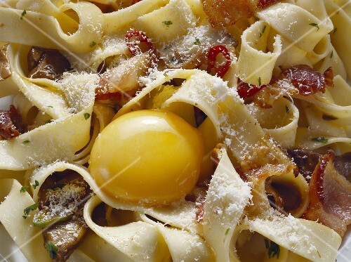 Noodles with fried bacon and egg