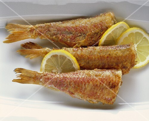 Roasted red mullets with lemon slices