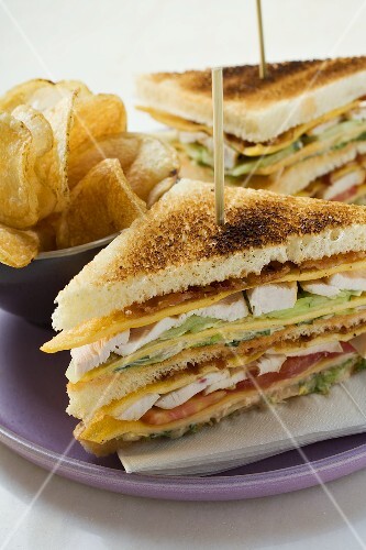 Club sandwiches with chicken breast, crisps