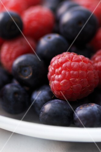 Schale mit Heidelbeeren und Himbeeren