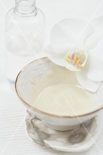 Cosmetic preparation in a small bowl