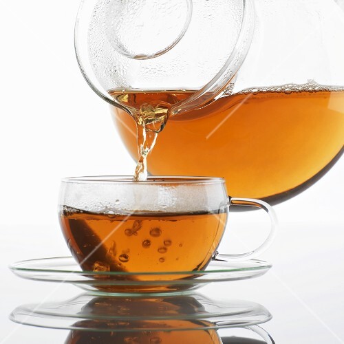 Tee in eine Glastasse eingiessen