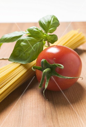 Spaghetti with tomato and basil