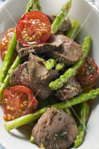 Roast beef with asparagus and tomatoes