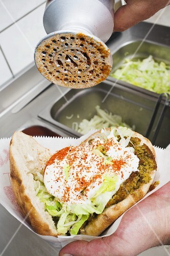 Adding spicy seasoning to a döner kebab
