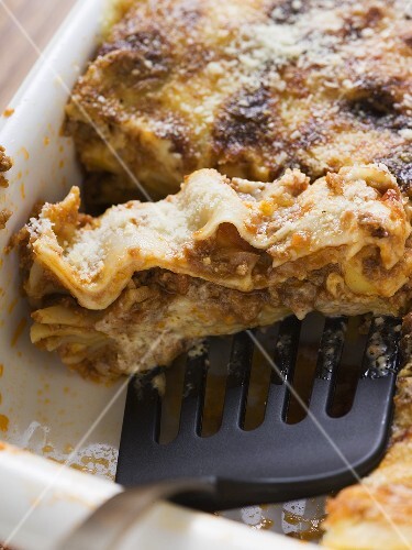 Lasagne mit Pfannenwender in der Form