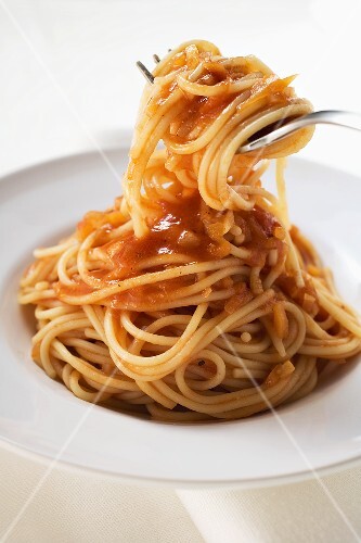 Spaghetti mit Tomatensauce auf die Gabel gewickelt