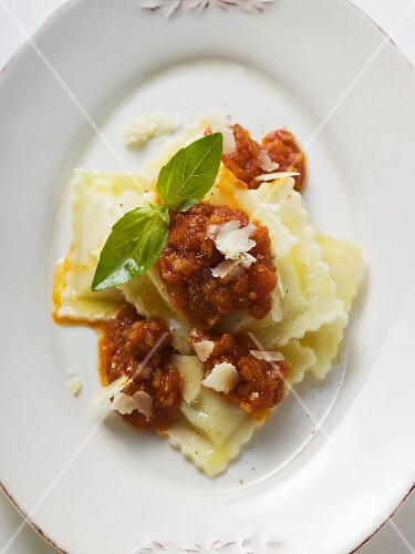 Ravioli mit Tomaten-Hackfleisch-Sauce