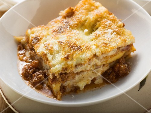Ein Stück Lasagne im Teller
