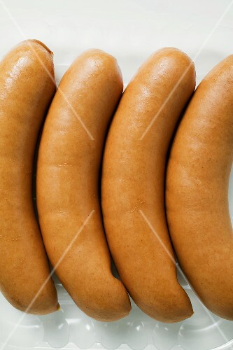 Vier Bockwürste in einer Plastikschale