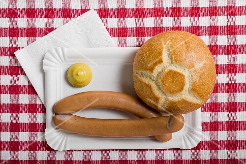 Frankfurters with bread roll and mustard